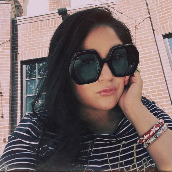 Meet your Posher, Ari - Picture 2 of 4